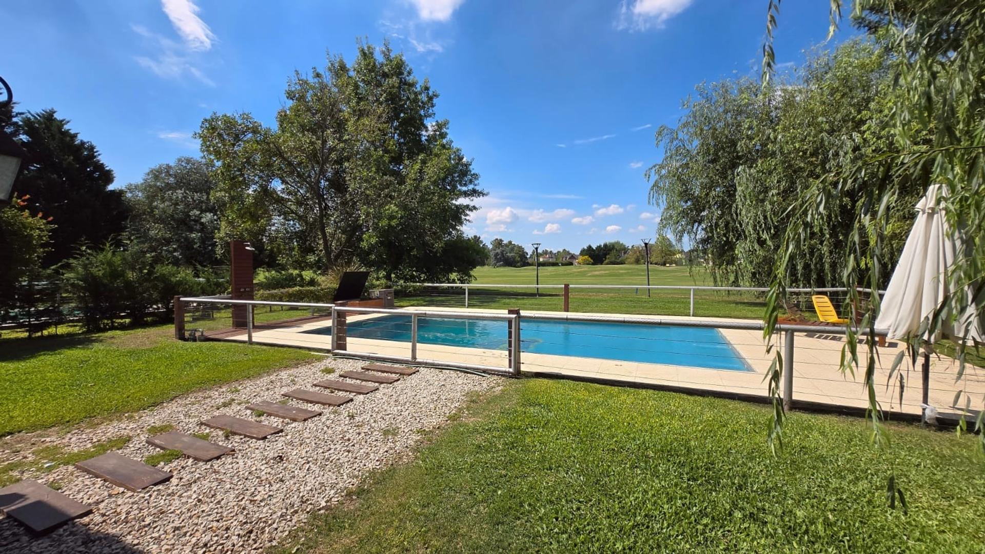 Casa en Alquiler con 3 cocheras