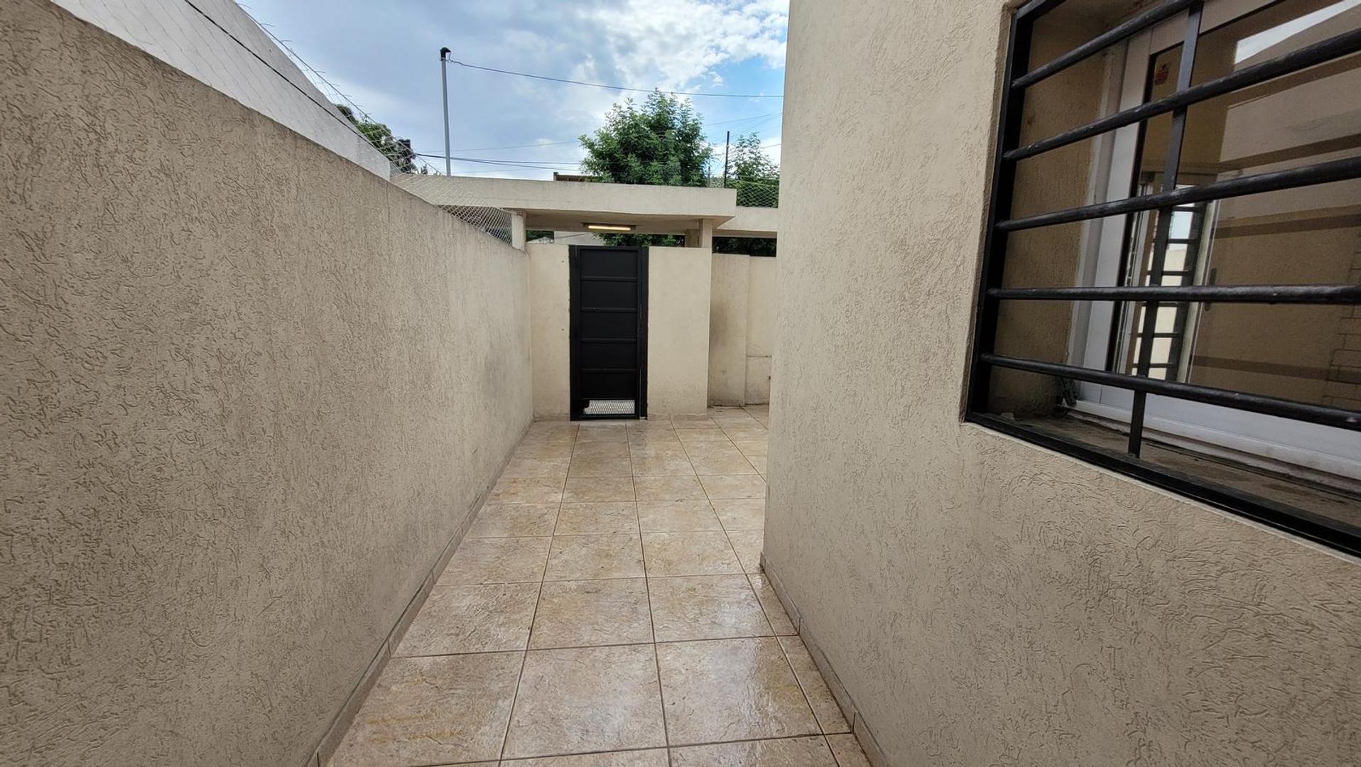 Casa en Alquiler con 1 cochera