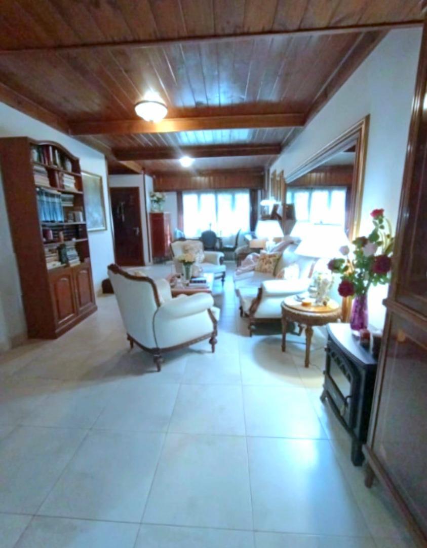 CASA DE  6 AMBIENTES CON PILETA. BARRIO CONSTITUCION