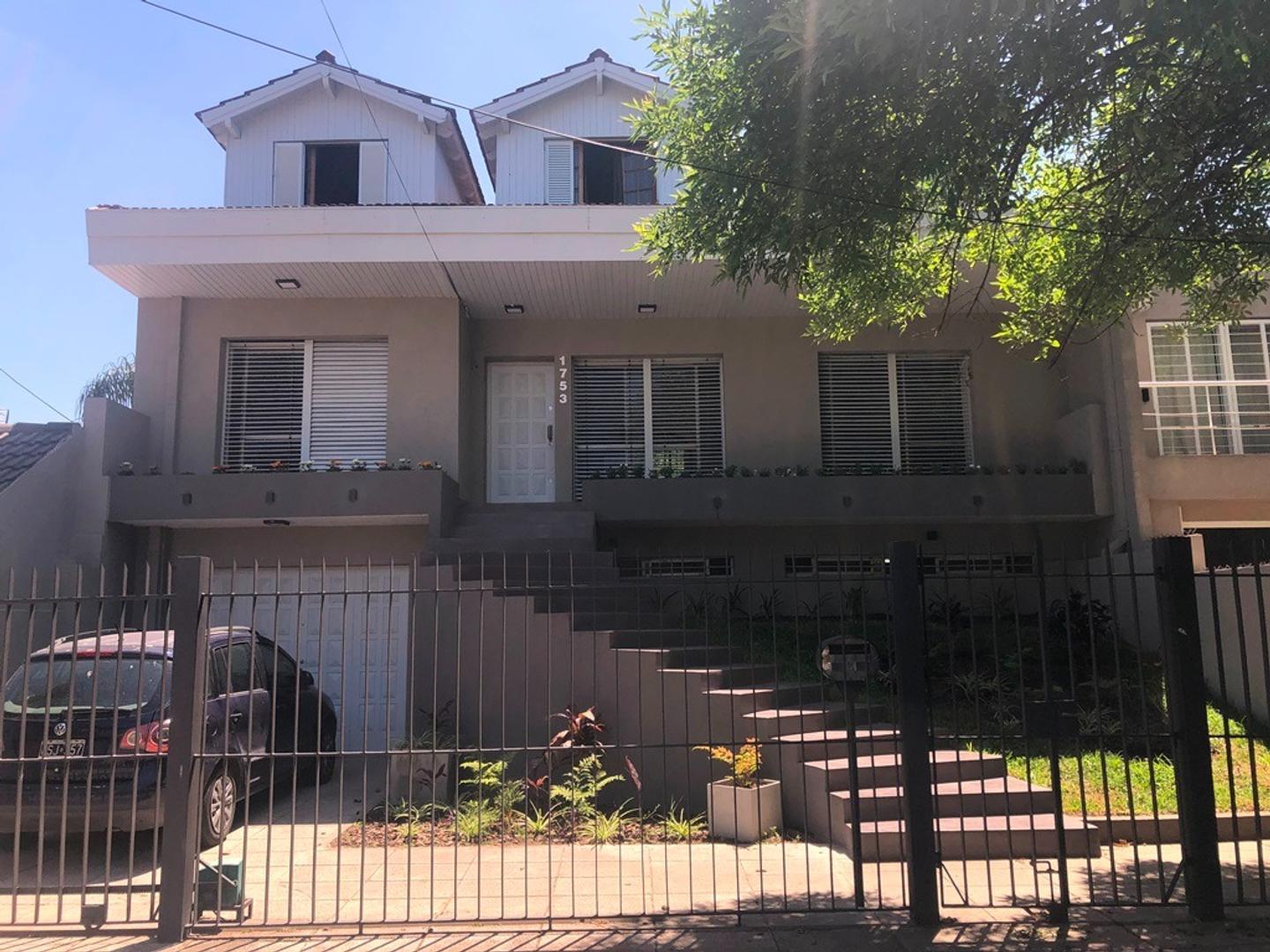 CASA EN VENTA :: CASTELAR NORTE :: 8 AMBIENTES