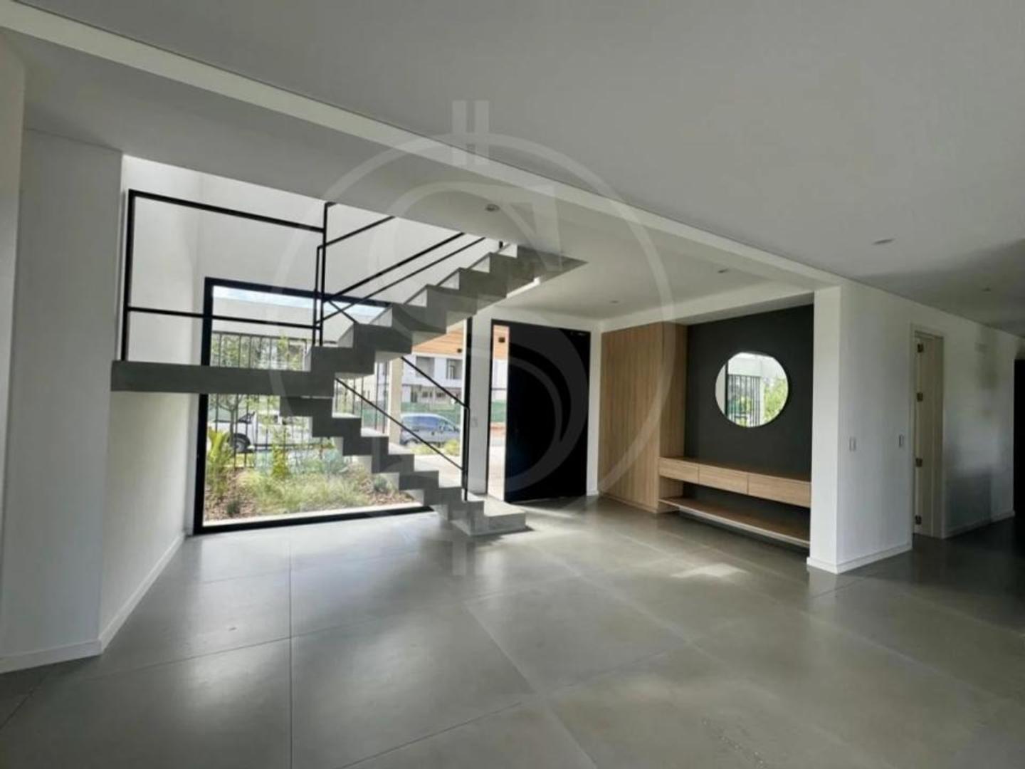 Casa 7 ambientes con 6 baños