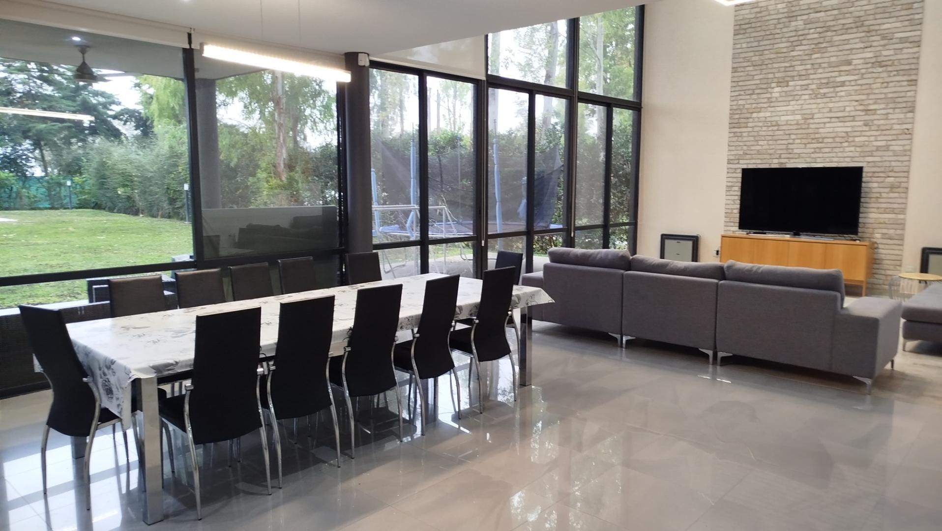 Casa 5 ambientes con 4 baños