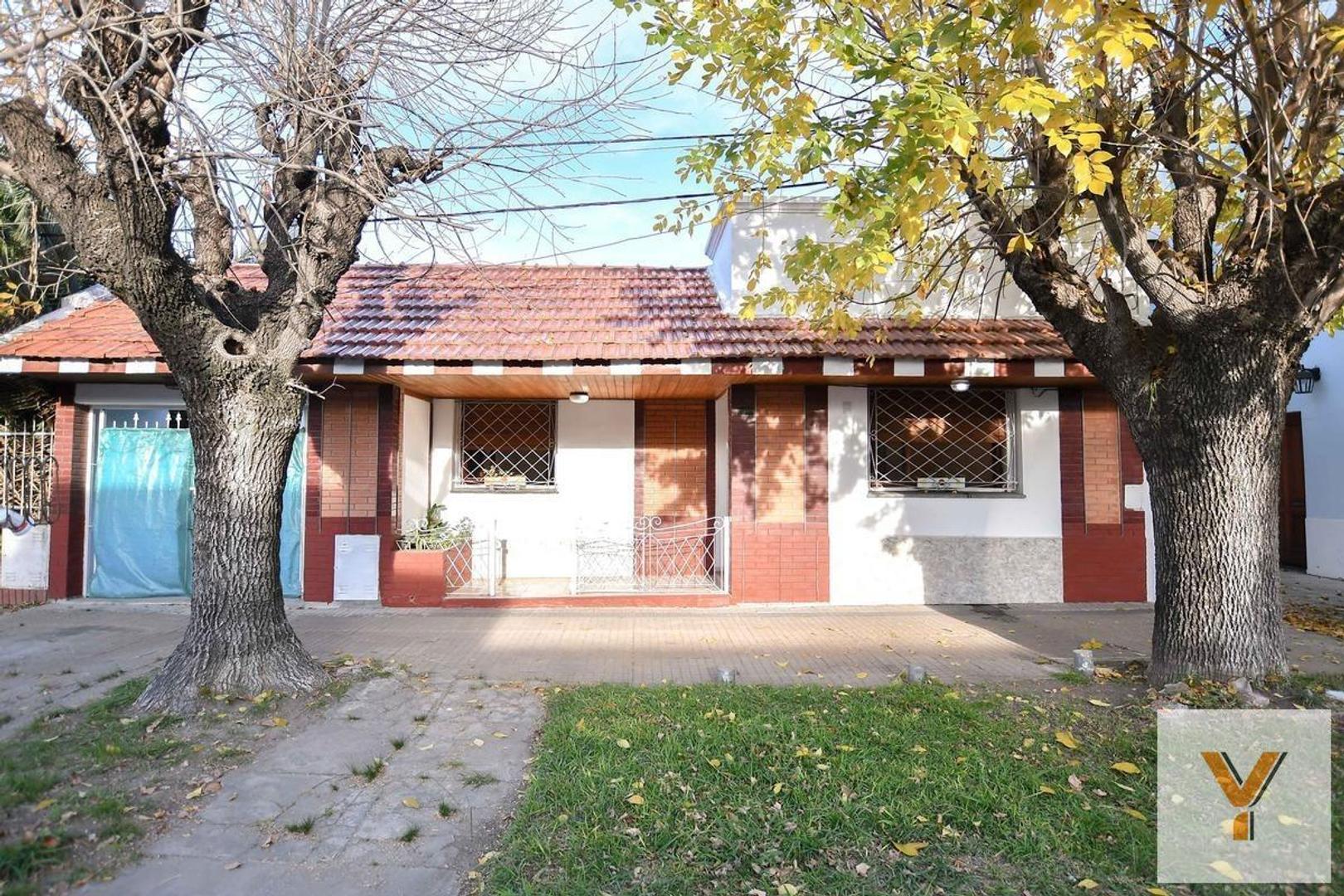 Casa en venta - 3 Dormitorios 2 Baños - Cocheras - 200Mts2 - Los Hornos