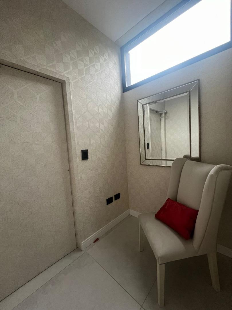 Casa en Alquiler con 6 cocheras