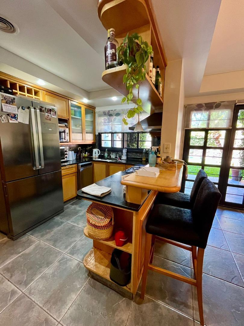 Casa en Venta con 3 cocheras