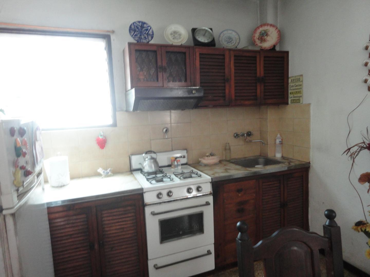 CASA EN VENTA EN HAEDO 3 AMBIENTES CON COCHERA Y PARQUE