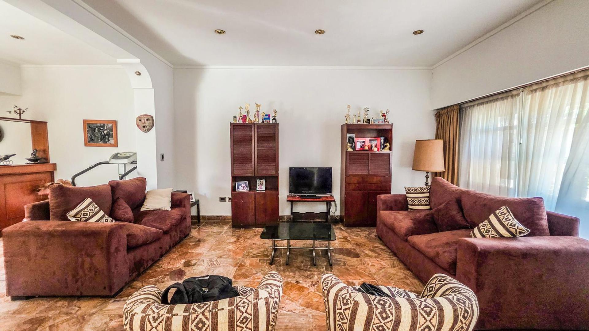Casa en Venta con 3 cocheras