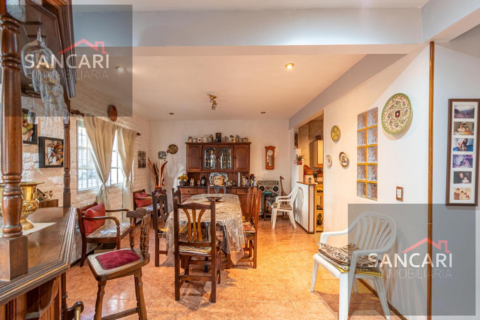 Casa 8 ambientes con 3 baños