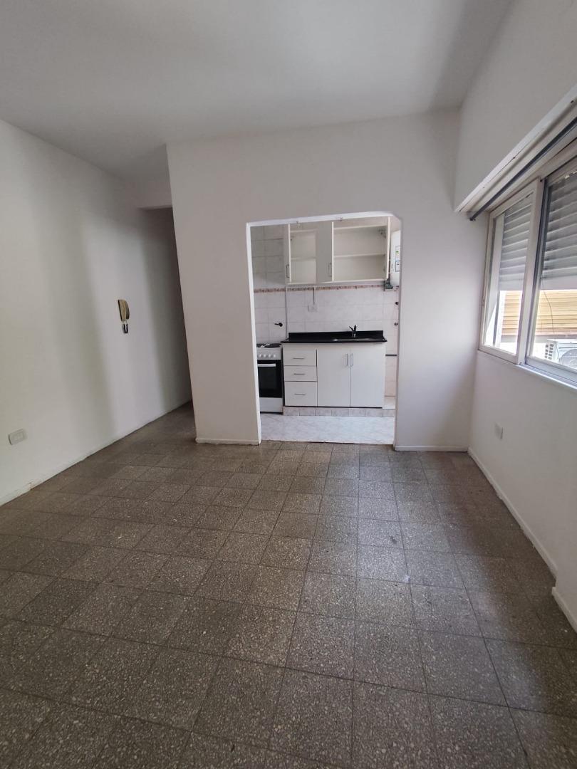 Carlos Calvo 100, Piso 1