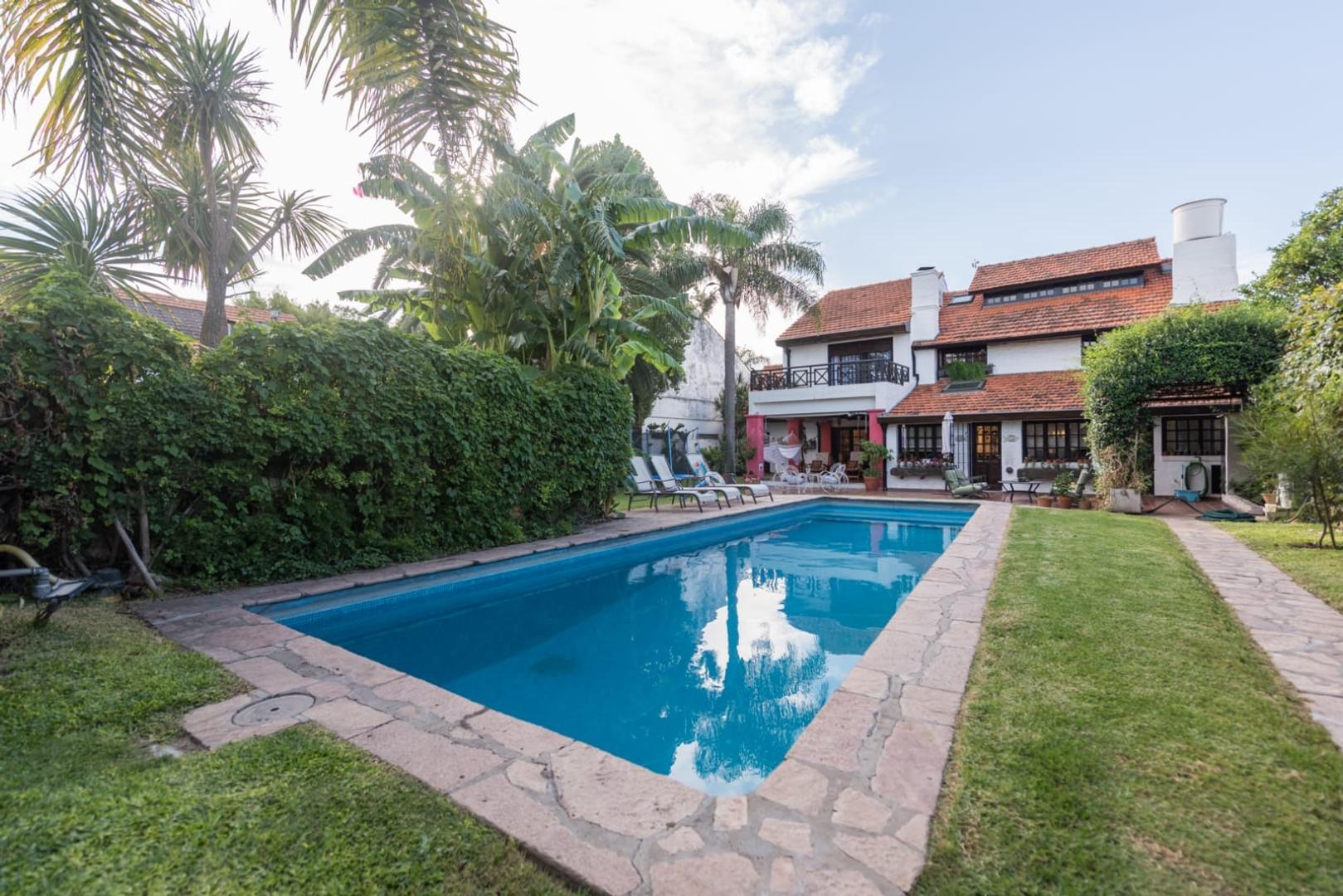 Casa en venta 7 ambientes zona San Isidro, con jardín.