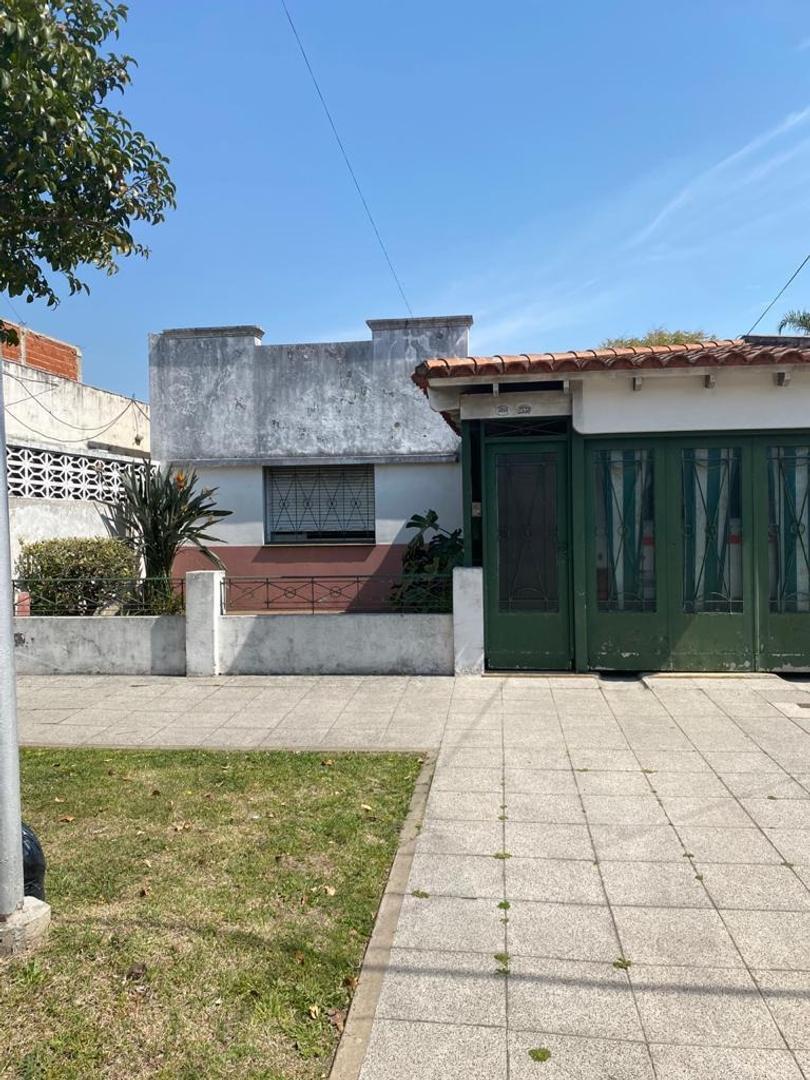 Casa 3 ambientes con patio y cochera en Remedios de Escalada