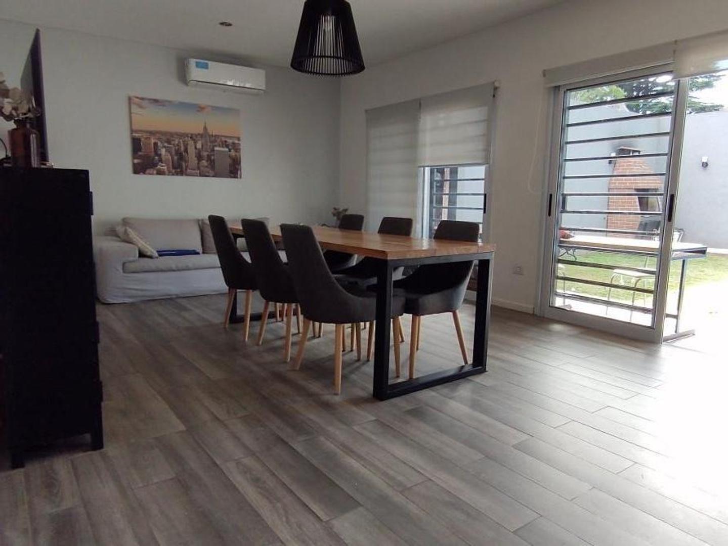 Casa 4 ambientes con 2 baños