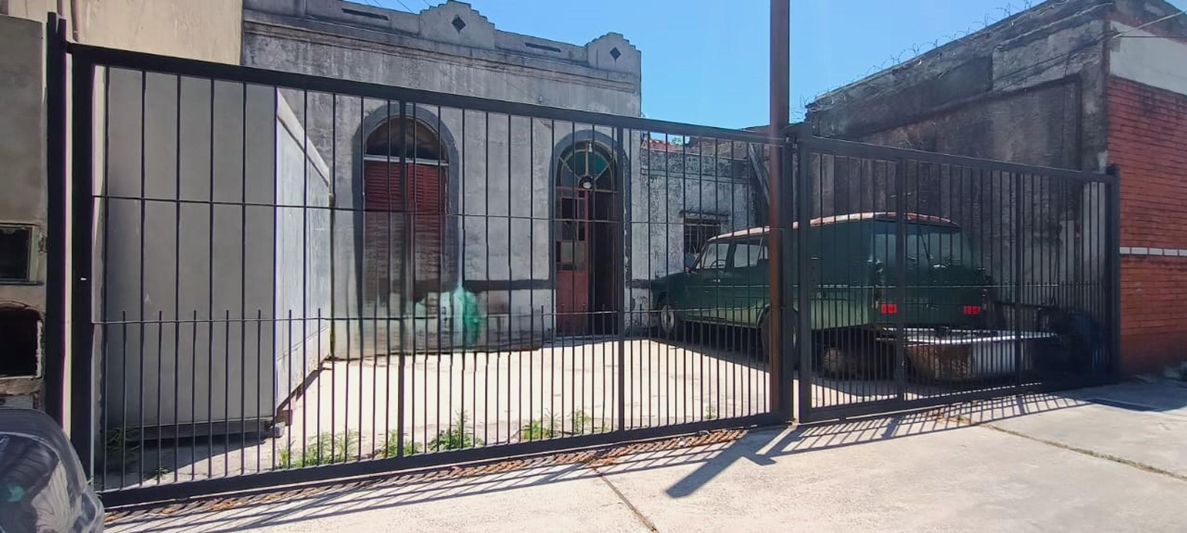 Casa Italiana 5 ambientes y tres cocheras en Gerli