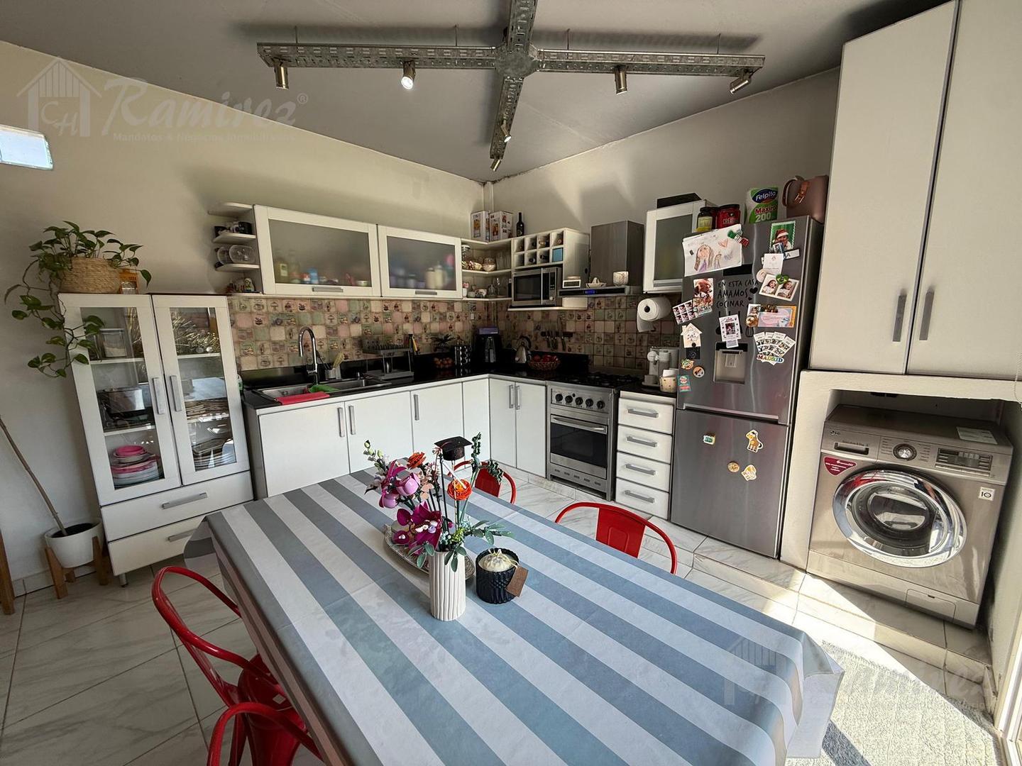 Casa en Venta con 2 cocheras