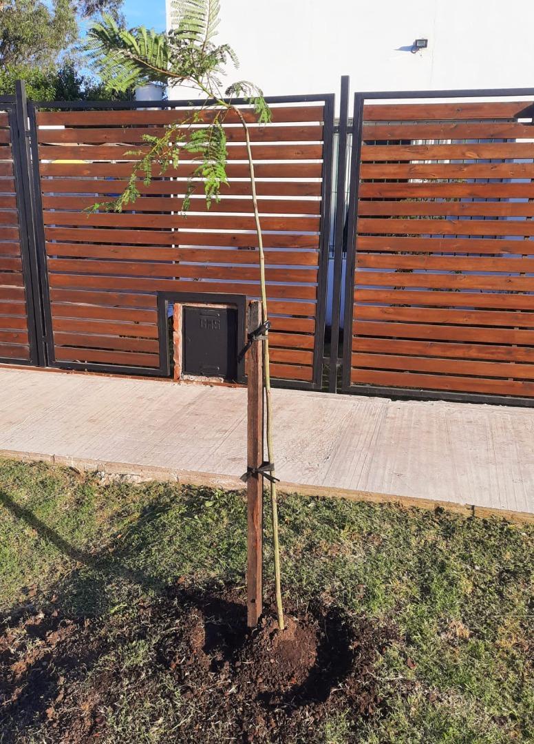 Casa de 2 amb amplio parque Barrio Santa Angela