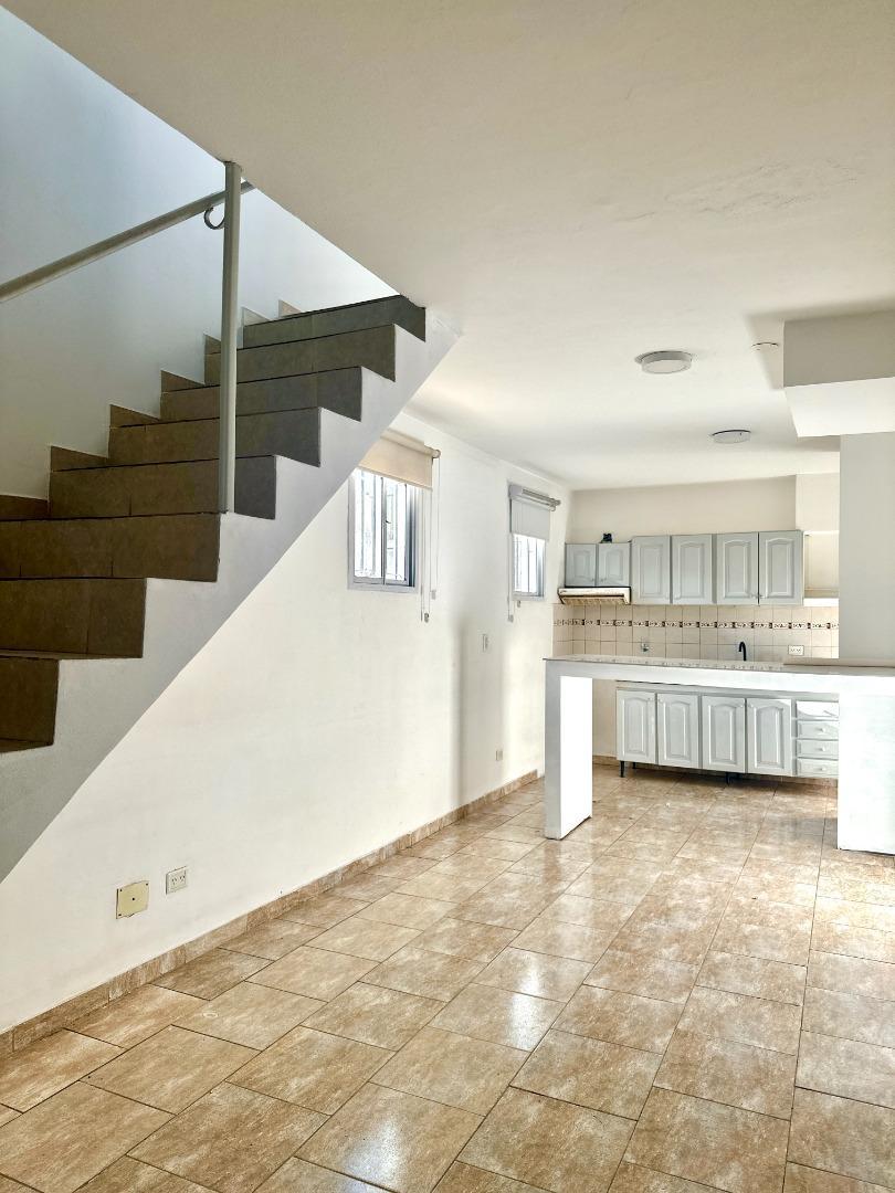 Dpto 3 amb con patio y parrilla, 1er piso por escalera