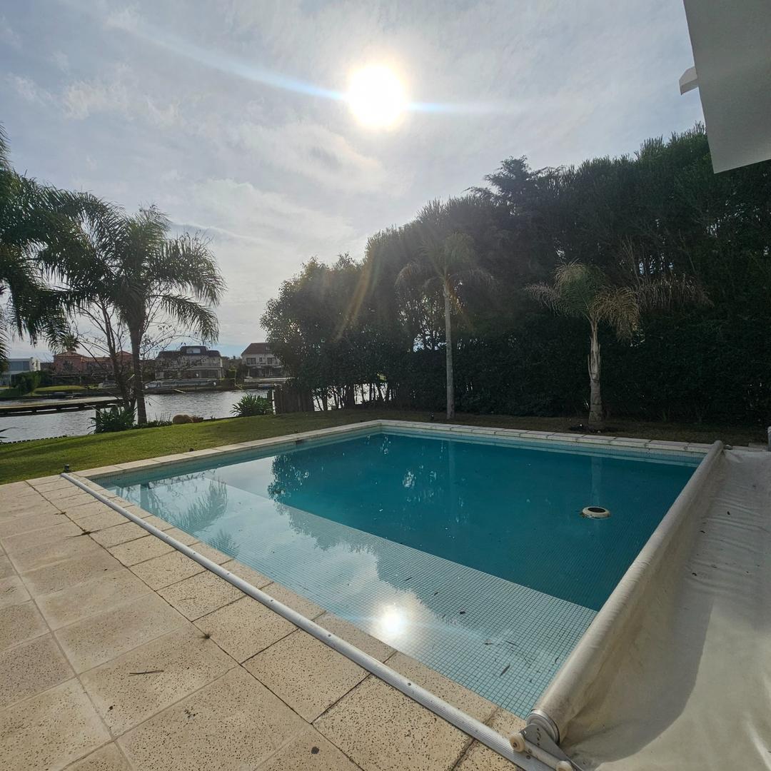 Casa en Venta con 3 cocheras