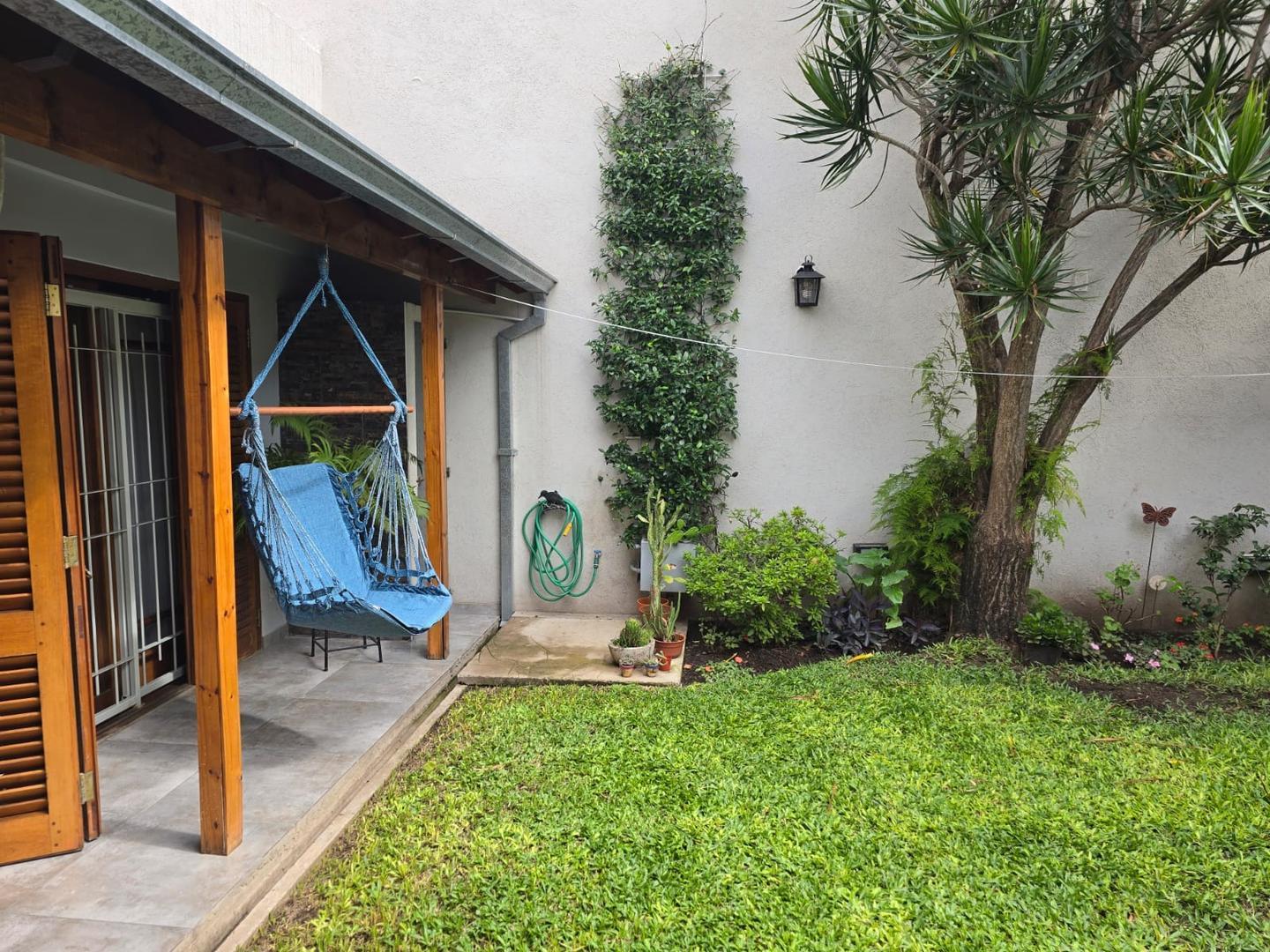 Casa 4 amb centro de Banfield con quincho, garage y parque