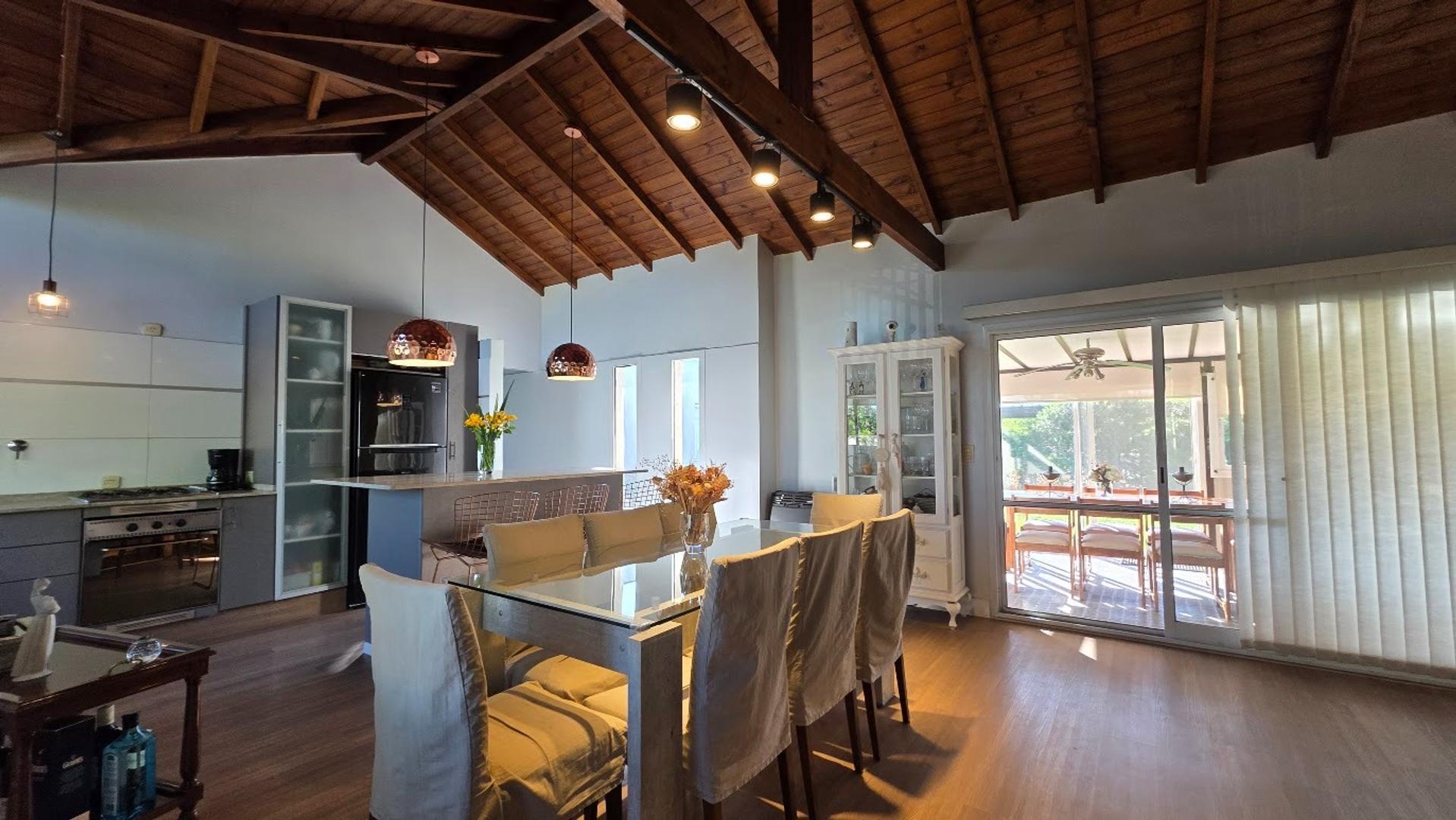 Casa en Venta con 3 cocheras