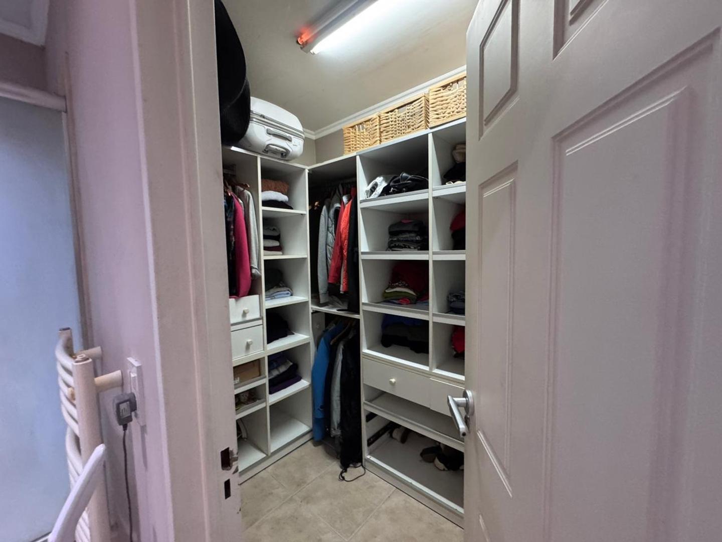 Casa en Alquiler con 5 cocheras