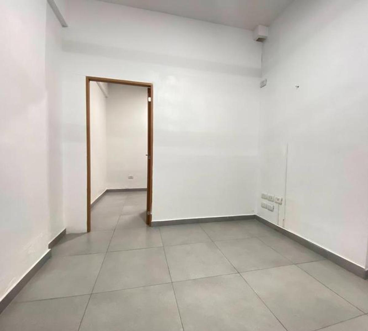 Oficina. Pleno centro. Recepción y privado. Bajas expensas