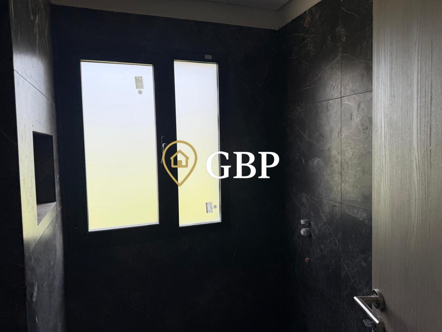 Casa en Alquiler con 6 cocheras