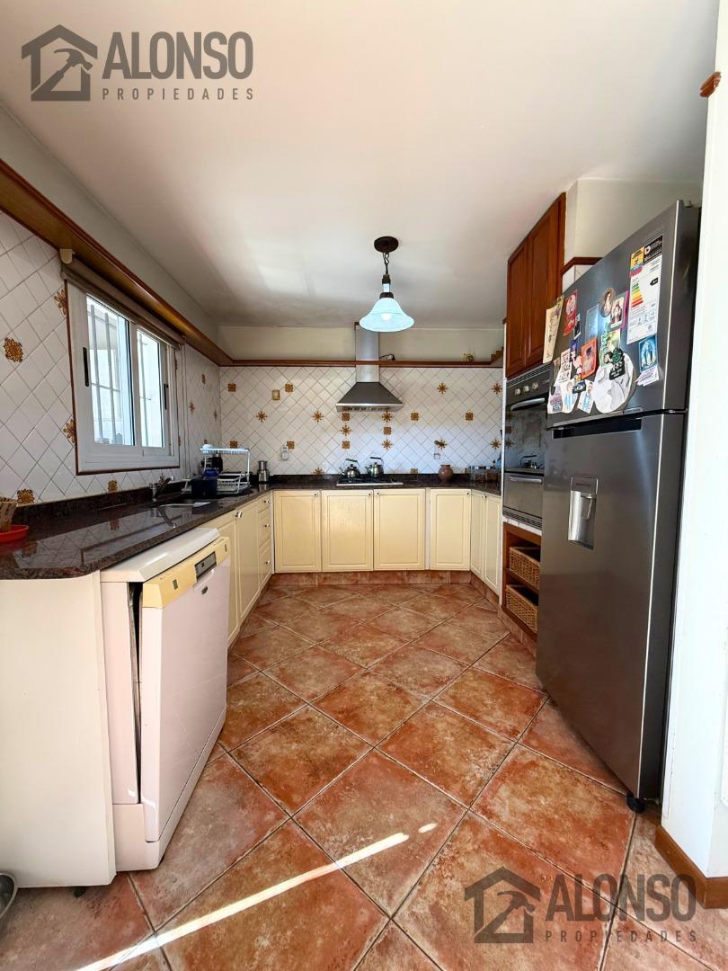 CASA 5 AMBIENTES CON GRAN FONDO Y COCHERA EN VENTA EN LANÚS
