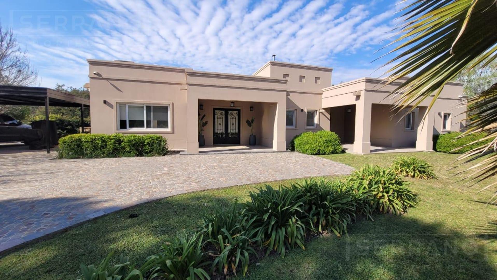 Venta Casa 4 ambientes con Gran Parque y Piscina en Chacras de la Cruz