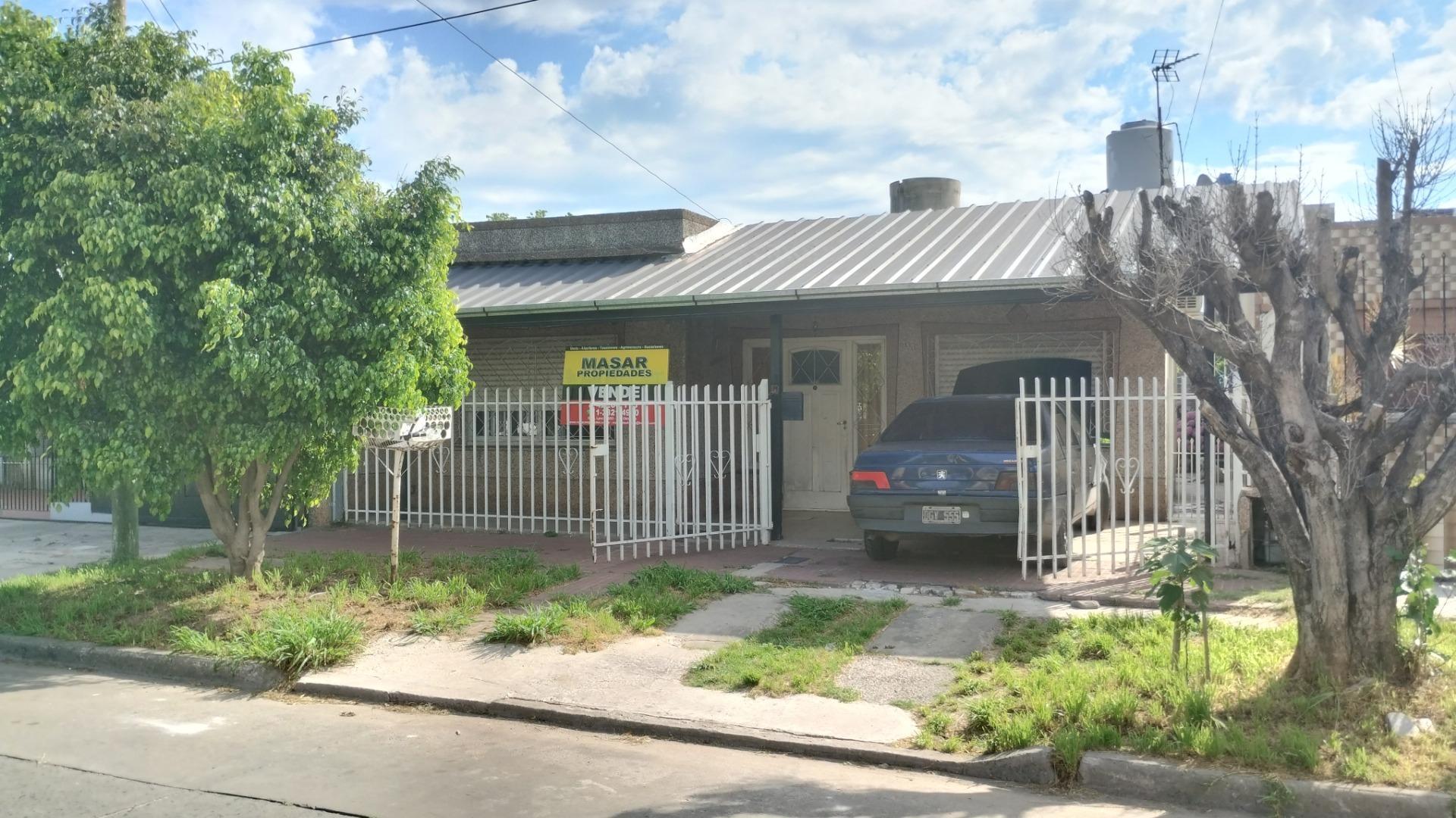 CASA DE MATERIAL EN BUEN BARRIO