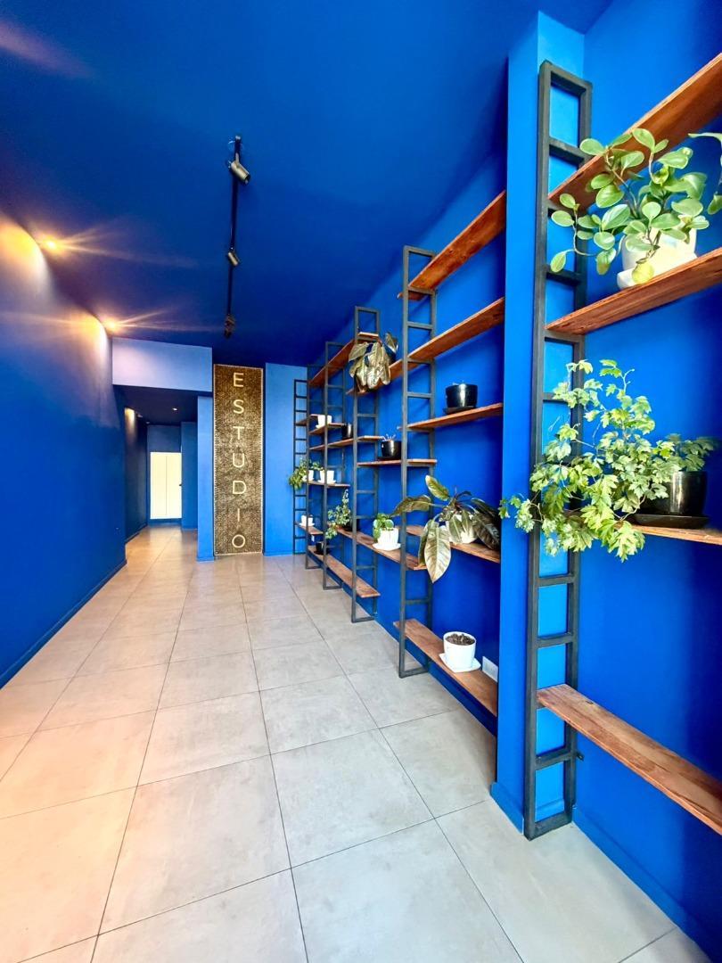 Alquiler Oficina Moderna al Frente con Balcón