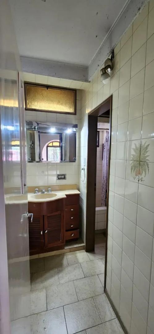 Casa 6 ambientes con 2 baños