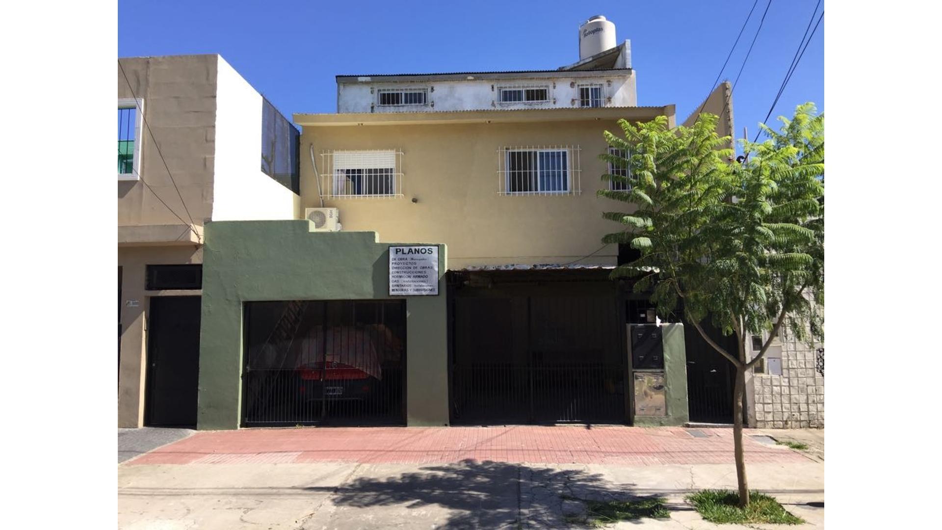 Departamento tipo casa de 3 ambientes y amplio fondo libre