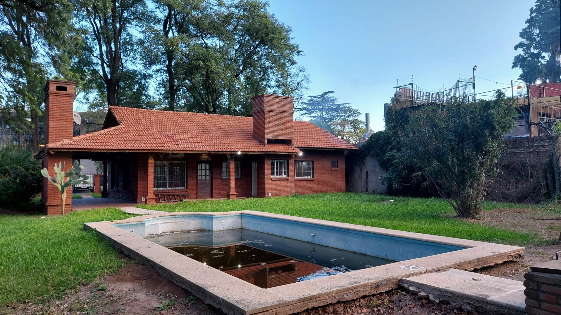 Casa en Venta en Funes, sobre Ruta 9 y salida a 2 calles.