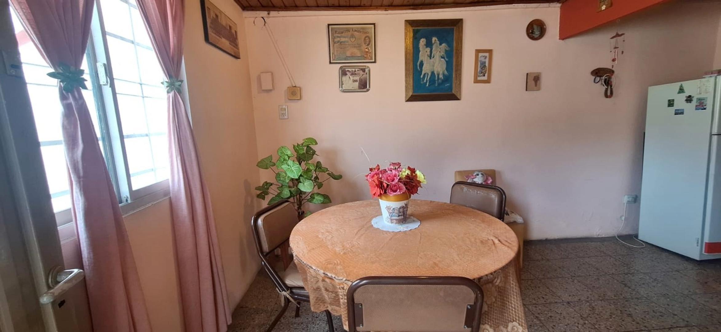 VENTA DE CASA 3 AMBIENTES C/ PARQUE COCH, AMPLIO LOTE PROPIO