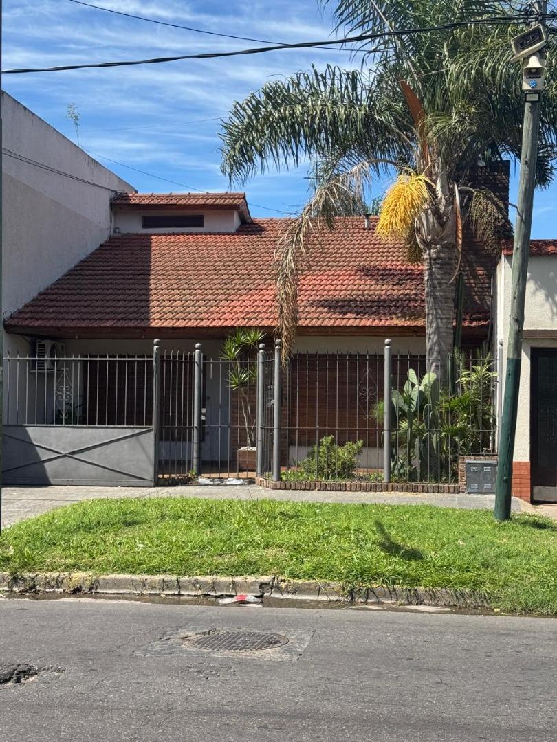 Venta casa 3 ambientes con quincho y jardín. Apta crédito.