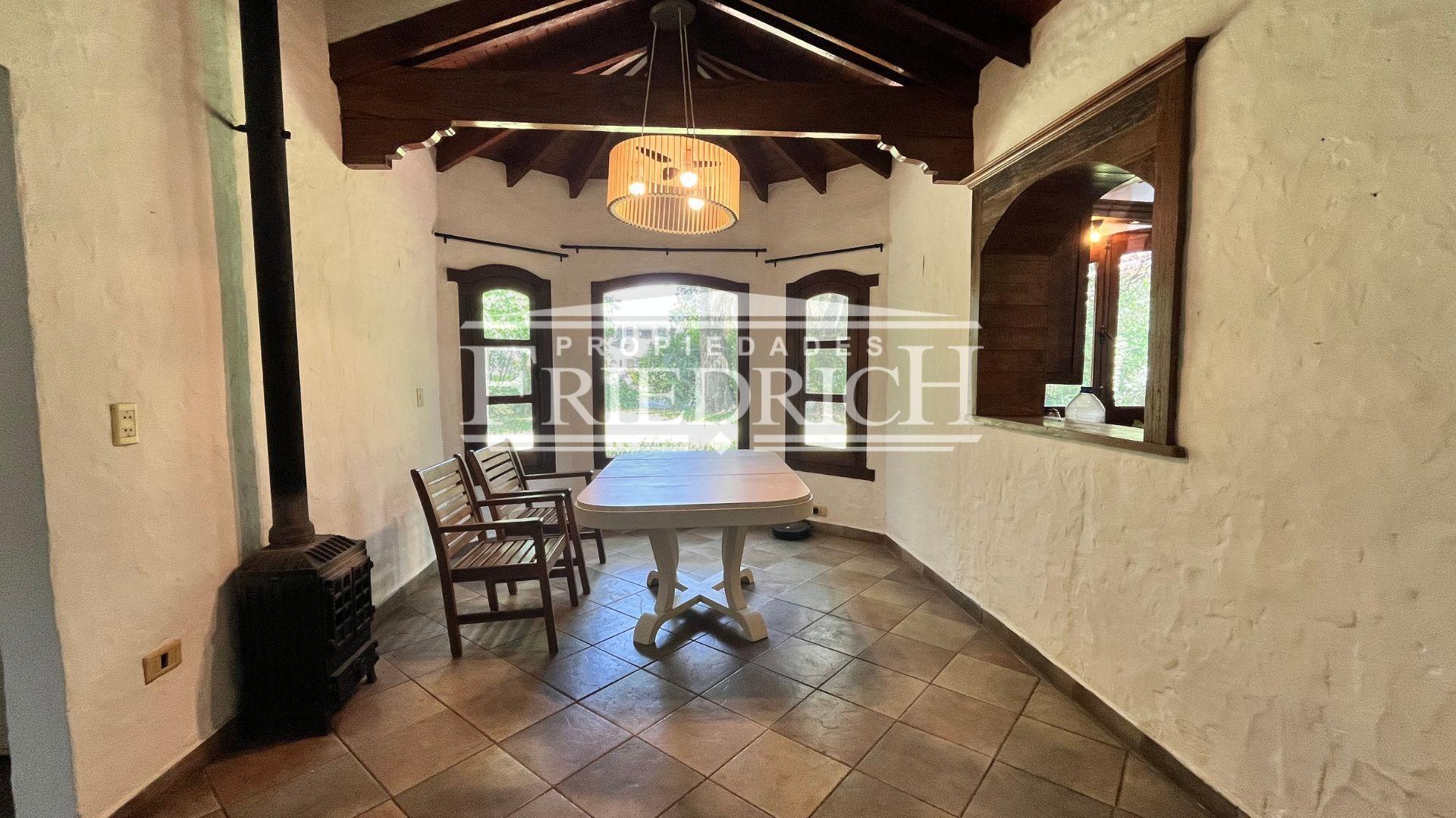 Casa en Alquiler con 3 cocheras