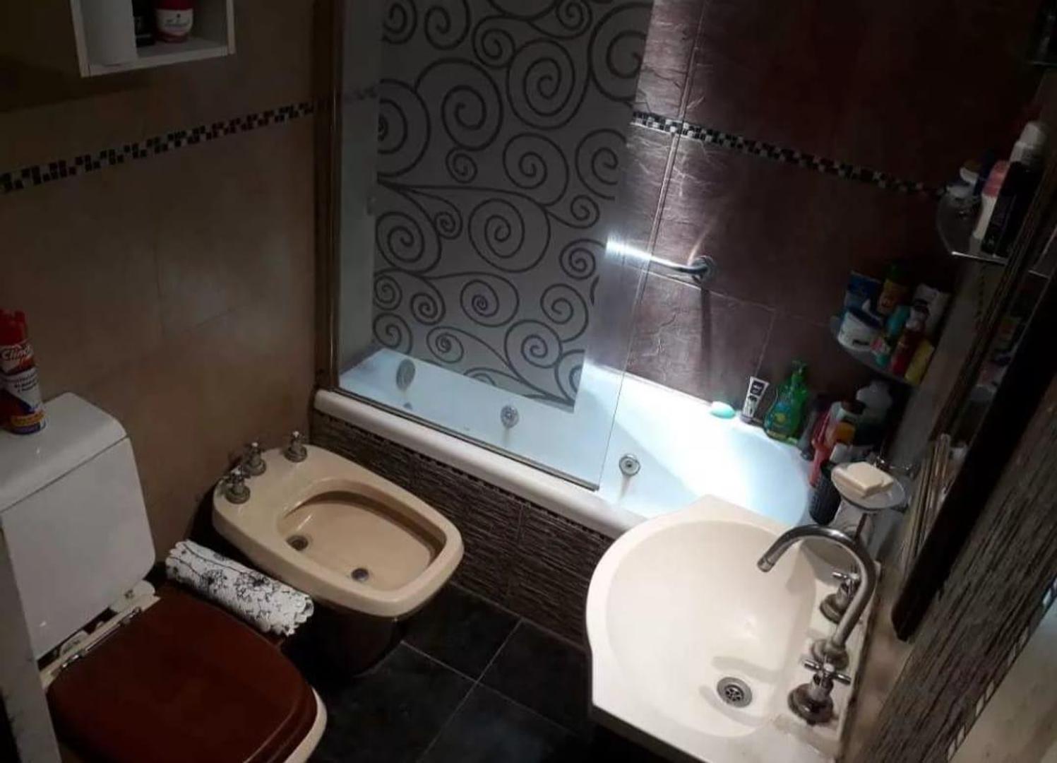 Casa 4 ambientes con 2 baños