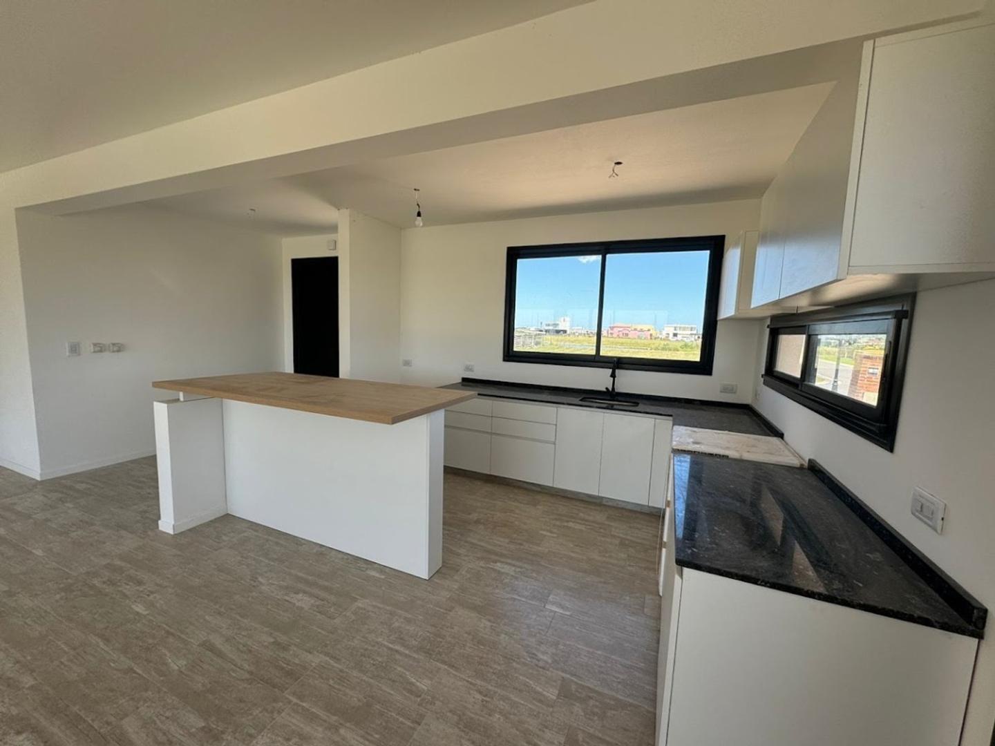 Casa 4 ambientes con 3 baños