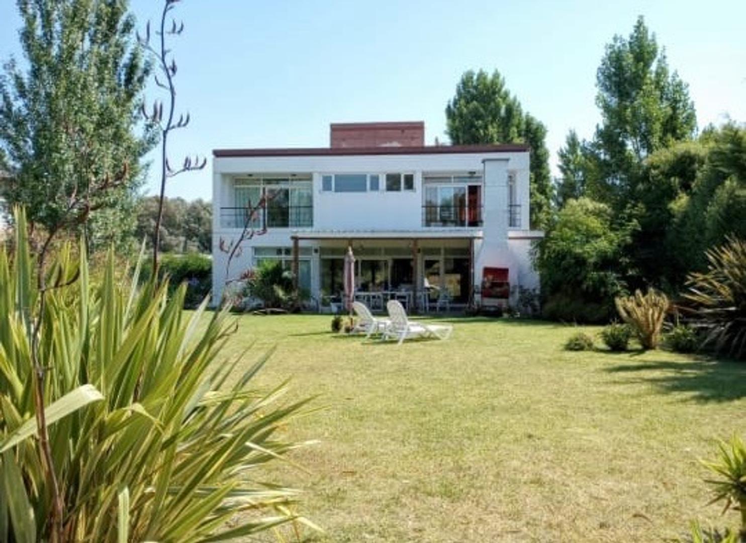 Casa en Alquiler con 4 cocheras