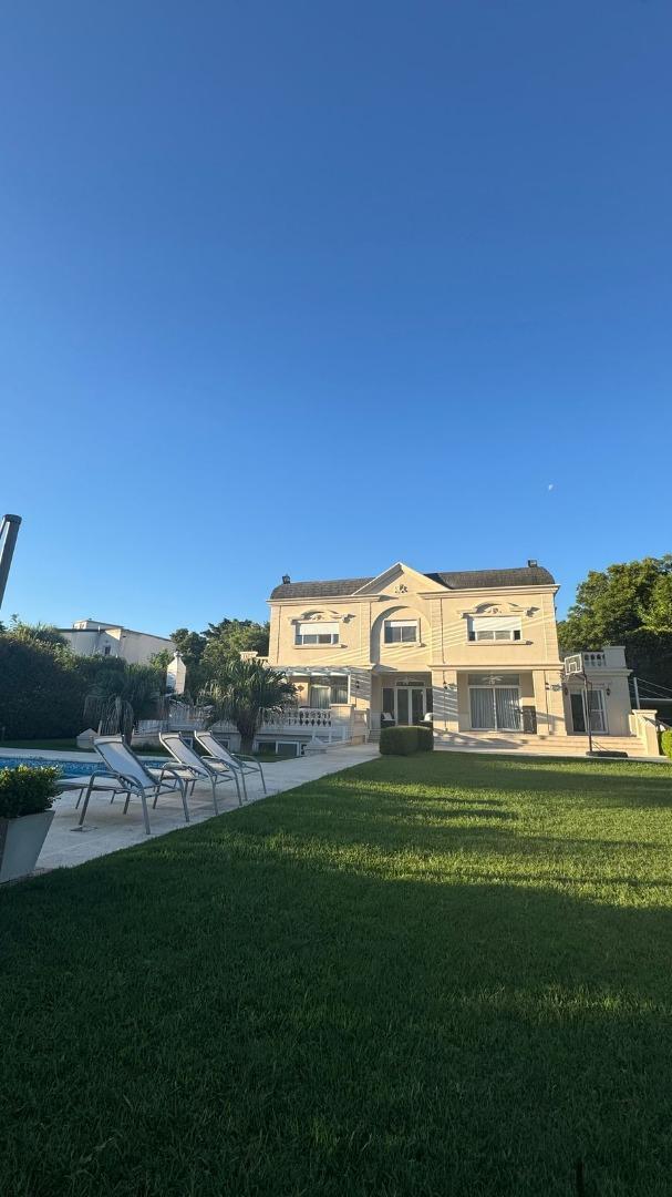 Casa en Venta en Abril Club De Campo, USD 1.600.000