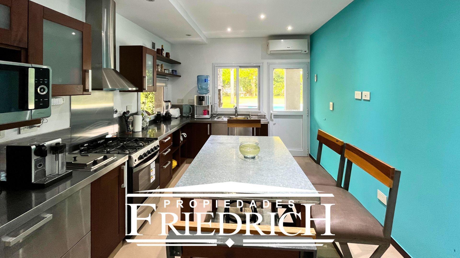 Casa 6 ambientes con 5 baños