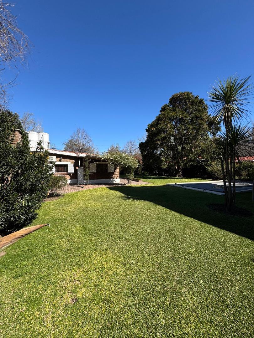 CASA EN FISHERTON CON AMPLISIMO JARDIN