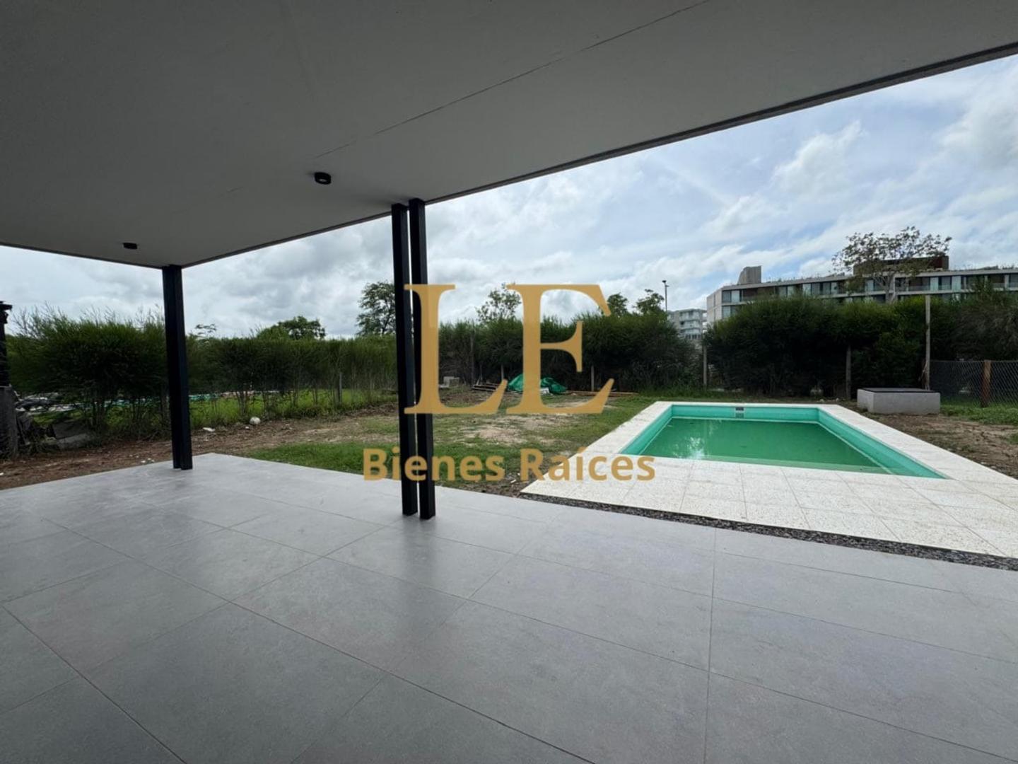 Casa en Venta con 4 cocheras