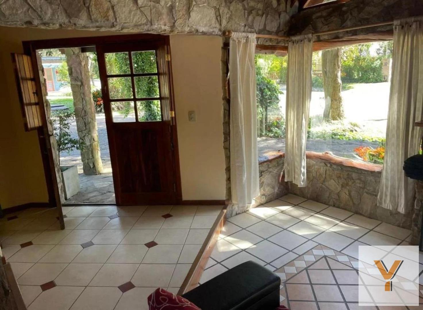 Casa 6 ambientes con 2 baños