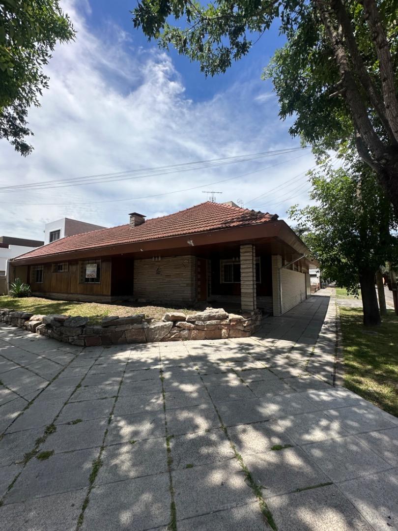 VENTA CASA 4 DORMITORIOS PADUA MERLO