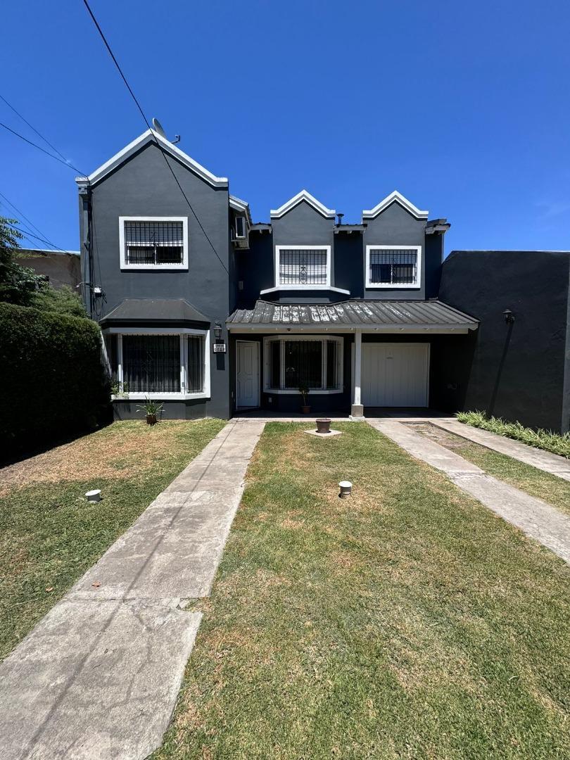 VENTA CASA 5 AMB FONDO Y PILETA