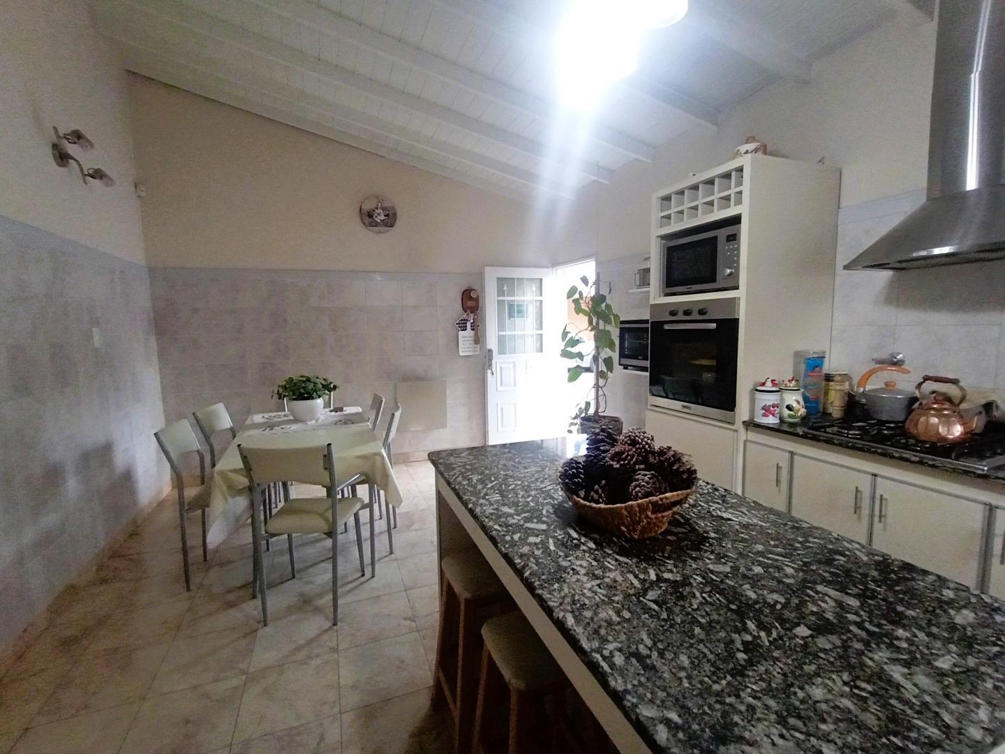 Casa en Venta con 4 cocheras