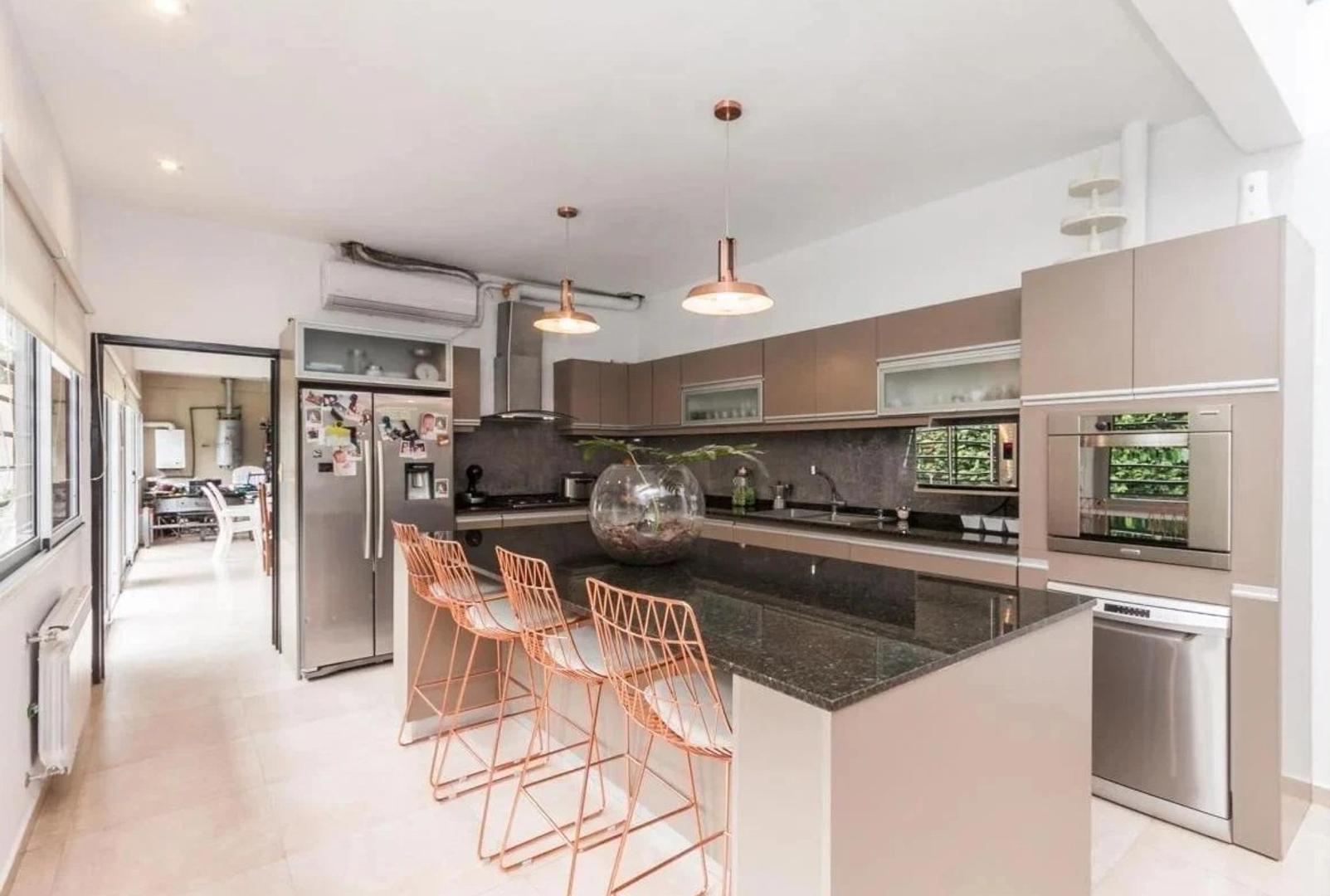 Venta Casa 4 Ambientes con  Pileta y Quincho en LLavallol .