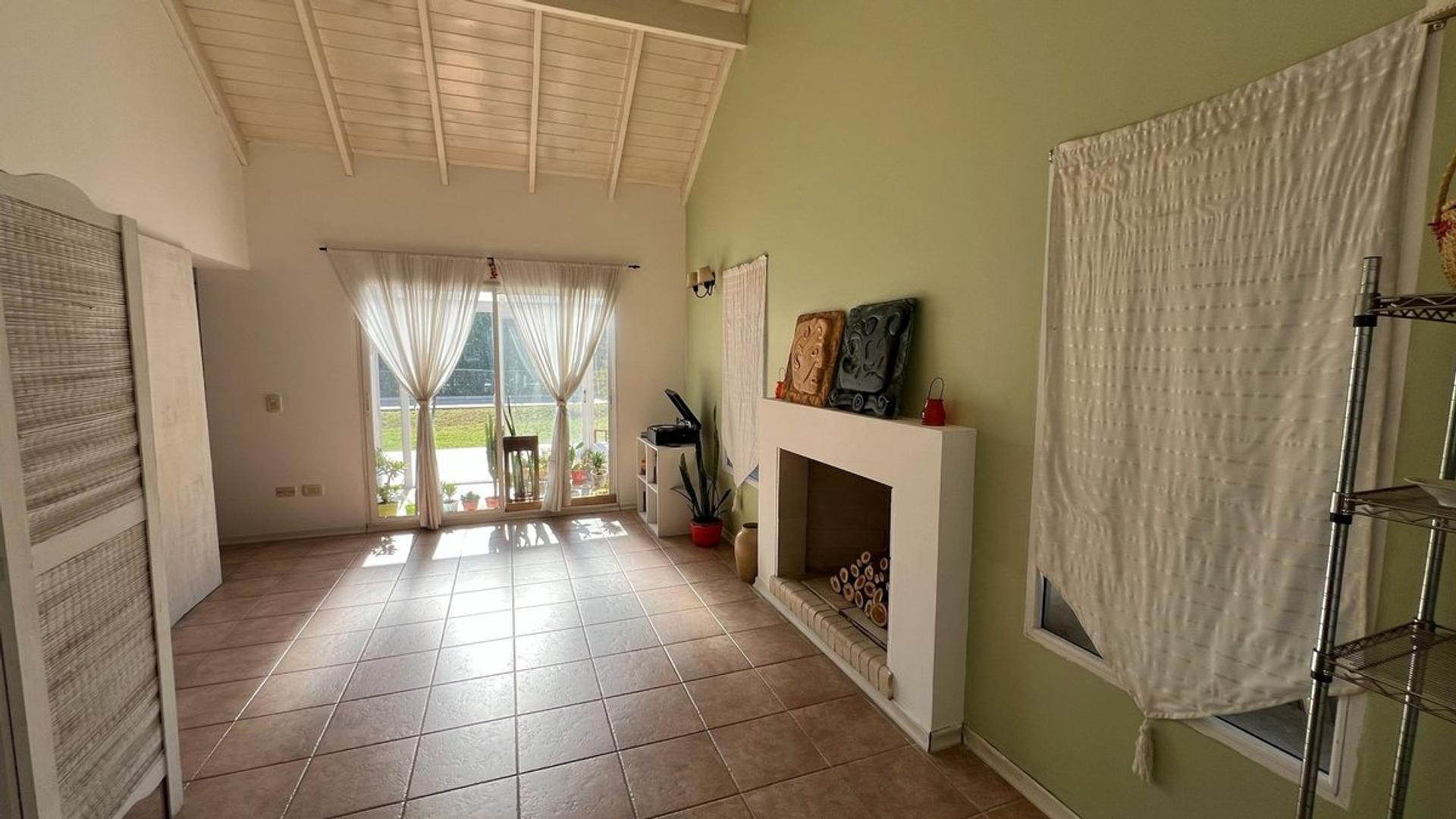 Casa en Alquiler con 2 cocheras