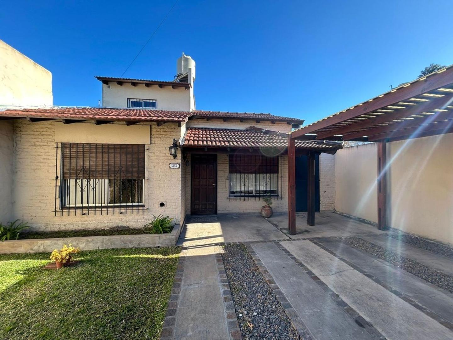 VENTA CASA 4 AMBIENTES C/PARQUE Y COCH - ITUZAINGO